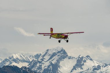 Rhine Vadisi, Saint Gallen, İsviçre, 20 Mayıs 2023 N-283SW Pilatus PC-6 / 350-H2 Porter pervaneli uçak gösterisi sırasında