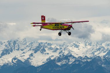 Rhine Vadisi, Saint Gallen, İsviçre, 20 Mayıs 2023 N-283SW Pilatus PC-6 / 350-H2 Porter pervaneli uçak gösterisi sırasında