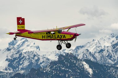 Rhine Vadisi, Saint Gallen, İsviçre, 20 Mayıs 2023 N-283SW Pilatus PC-6 / 350-H2 Porter pervaneli uçak gösterisi sırasında