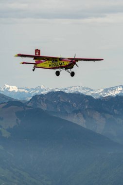 Rhine Vadisi, Saint Gallen, İsviçre, 20 Mayıs 2023 N-283SW Pilatus PC-6 / 350-H2 Porter pervaneli uçak gösterisi sırasında