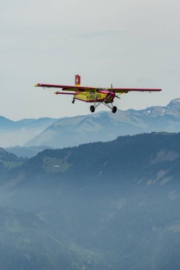Rhine Vadisi, Saint Gallen, İsviçre, 20 Mayıs 2023 N-283SW Pilatus PC-6 / 350-H2 Porter pervaneli uçak gösterisi sırasında