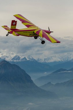 Rhine Vadisi, Saint Gallen, İsviçre, 20 Mayıs 2023 N-283SW Pilatus PC-6 / 350-H2 Porter pervaneli uçak gösterisi sırasında