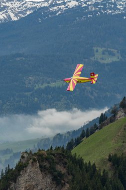 Rhine Vadisi, Saint Gallen, İsviçre, 20 Mayıs 2023 N-283SW Pilatus PC-6 / 350-H2 Porter pervaneli uçak gösterisi sırasında