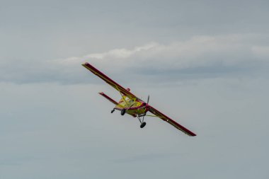 Rhine Vadisi, Saint Gallen, İsviçre, 20 Mayıs 2023 N-283SW Pilatus PC-6 / 350-H2 Porter pervaneli uçak gösterisi sırasında