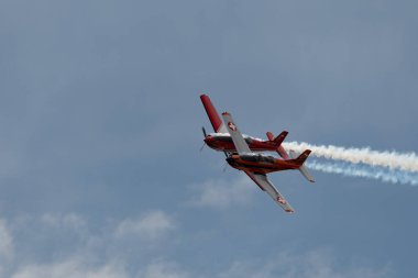 Rhine Vadisi, Saint Gallen, İsviçre, 20 Mayıs 2023 Pilatus PC-7 pervaneli uçak gösterisi sırasında dağın tepesinden görüldü.