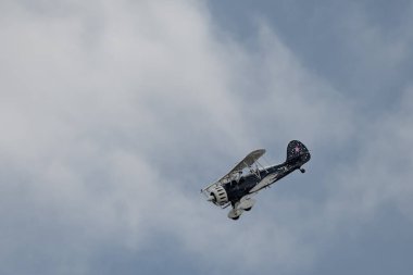 Rhine Vadisi, Saint Gallen, İsviçre, 20 Mayıs, 2023 N-150EK Waco YMF-F5C çift katlı pervaneli uçak, tepenin zirvesinden görülen bir hava gösterisi sırasında sahneleniyor.