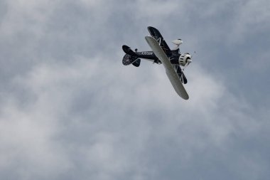 Rhine Vadisi, Saint Gallen, İsviçre, 20 Mayıs, 2023 N-150EK Waco YMF-F5C çift katlı pervaneli uçak, tepenin zirvesinden görülen bir hava gösterisi sırasında sahneleniyor.