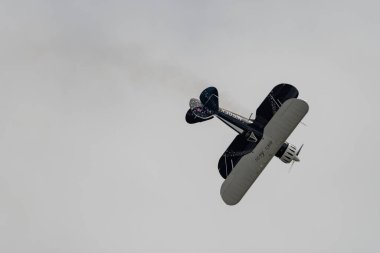 Rhine Vadisi, Saint Gallen, İsviçre, 20 Mayıs, 2023 N-150EK Waco YMF-F5C çift katlı pervaneli uçak, tepenin zirvesinden görülen bir hava gösterisi sırasında sahneleniyor.