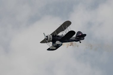 Rhine Vadisi, Saint Gallen, İsviçre, 20 Mayıs, 2023 N-150EK Waco YMF-F5C çift katlı pervaneli uçak, tepenin zirvesinden görülen bir hava gösterisi sırasında sahneleniyor.