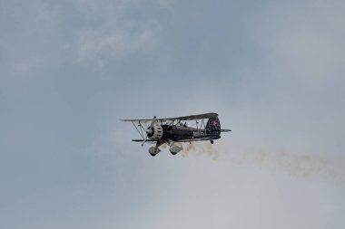 Rhine Vadisi, Saint Gallen, İsviçre, 20 Mayıs, 2023 N-150EK Waco YMF-F5C çift katlı pervaneli uçak, tepenin zirvesinden görülen bir hava gösterisi sırasında sahneleniyor.