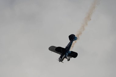 Rhine Vadisi, Saint Gallen, İsviçre, 20 Mayıs, 2023 N-150EK Waco YMF-F5C çift katlı pervaneli uçak, tepenin zirvesinden görülen bir hava gösterisi sırasında sahneleniyor.