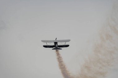 Rhine Vadisi, Saint Gallen, İsviçre, 20 Mayıs, 2023 N-150EK Waco YMF-F5C çift katlı pervaneli uçak, tepenin zirvesinden görülen bir hava gösterisi sırasında sahneleniyor.