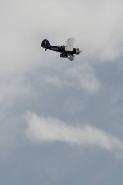 Rhine Vadisi, Saint Gallen, İsviçre, 20 Mayıs, 2023 N-150EK Waco YMF-F5C çift katlı pervaneli uçak, tepenin zirvesinden görülen bir hava gösterisi sırasında sahneleniyor.