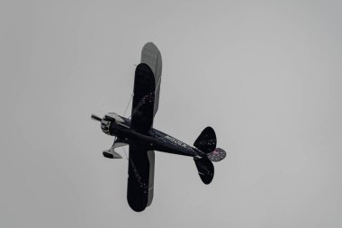 Rhine Vadisi, Saint Gallen, İsviçre, 20 Mayıs, 2023 N-150EK Waco YMF-F5C çift katlı pervaneli uçak, tepenin zirvesinden görülen bir hava gösterisi sırasında sahneleniyor.