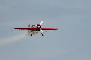 Rhine Vadisi, Saint Gallen, İsviçre, 20 Mayıs 2023 HB-MSS Sukhoi SU-26M pervaneli uçak, Dağ 'ın tepesinden görülen bir hava gösterisi sırasında Kasten