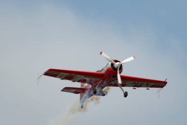 Rhine Vadisi, Saint Gallen, İsviçre, 20 Mayıs 2023 HB-MSS Sukhoi SU-26M pervaneli uçak, Dağ 'ın tepesinden görülen bir hava gösterisi sırasında Kasten