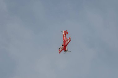 Rhine Vadisi, Saint Gallen, İsviçre, 20 Mayıs 2023 HB-MSS Sukhoi SU-26M pervaneli uçak, Dağ 'ın tepesinden görülen bir hava gösterisi sırasında Kasten