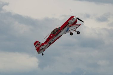 Rhine Vadisi, Saint Gallen, İsviçre, 20 Mayıs 2023 HB-MSS Sukhoi SU-26M pervaneli uçak, Dağ 'ın tepesinden görülen bir hava gösterisi sırasında Kasten