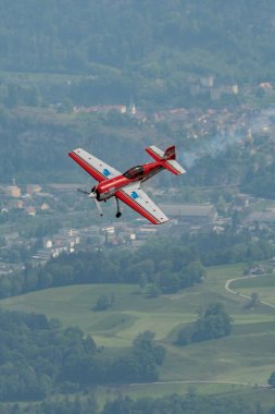 Rhine Vadisi, Saint Gallen, İsviçre, 20 Mayıs 2023 HB-MSS Sukhoi SU-26M pervaneli uçak, Dağ 'ın tepesinden görülen bir hava gösterisi sırasında Kasten