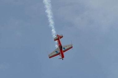 Rhine Vadisi, Saint Gallen, İsviçre, 20 Mayıs 2023 HB-MSS Sukhoi SU-26M pervaneli uçak, Dağ 'ın tepesinden görülen bir hava gösterisi sırasında Kasten