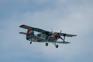 Rhine Vadisi, Saint Gallen, İsviçre, 20 Mayıs 2023 LY-MHC Antonov AN-2 çift katlı pervane uçak gösterisi sırasında dağın tepesinden görüldü.