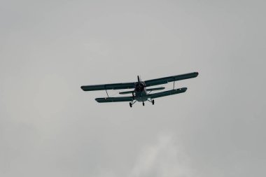 Rhine Vadisi, Saint Gallen, İsviçre, 20 Mayıs 2023 LY-MHC Antonov AN-2 çift katlı pervane uçak gösterisi sırasında dağın tepesinden görüldü.