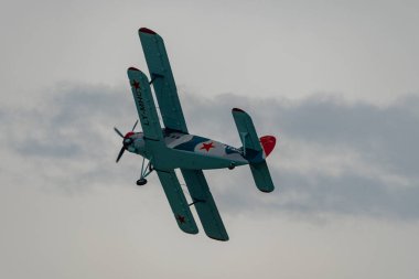 Rhine Vadisi, Saint Gallen, İsviçre, 20 Mayıs 2023 LY-MHC Antonov AN-2 çift katlı pervane uçak gösterisi sırasında dağın tepesinden görüldü.