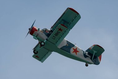 Rhine Vadisi, Saint Gallen, İsviçre, 20 Mayıs 2023 LY-MHC Antonov AN-2 çift katlı pervane uçak gösterisi sırasında dağın tepesinden görüldü.