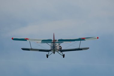 Rhine Vadisi, Saint Gallen, İsviçre, 20 Mayıs 2023 LY-MHC Antonov AN-2 çift katlı pervane uçak gösterisi sırasında dağın tepesinden görüldü.