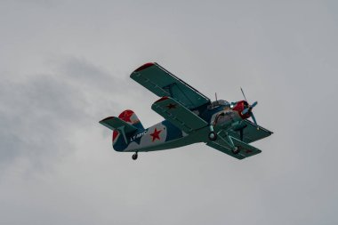 Rhine Vadisi, Saint Gallen, İsviçre, 20 Mayıs 2023 LY-MHC Antonov AN-2 çift katlı pervane uçak gösterisi sırasında dağın tepesinden görüldü.