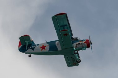 Rhine Vadisi, Saint Gallen, İsviçre, 20 Mayıs 2023 LY-MHC Antonov AN-2 çift katlı pervane uçak gösterisi sırasında dağın tepesinden görüldü.