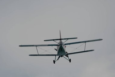 Rhine Vadisi, Saint Gallen, İsviçre, 20 Mayıs 2023 LY-MHC Antonov AN-2 çift katlı pervane uçak gösterisi sırasında dağın tepesinden görüldü.