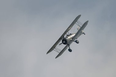 Rhine Vadisi, Saint Gallen, İsviçre, 20 Mayıs 2023 HB-RBG Boeing Stearman Model 75 çift katlı pervaneli uçak,