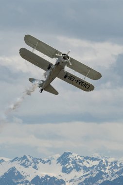 Rhine Vadisi, Saint Gallen, İsviçre, 20 Mayıs 2023 HB-RBG Boeing Stearman Model 75 çift katlı pervaneli uçak,