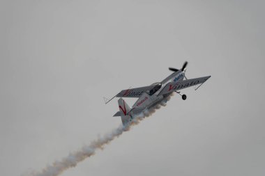 Rhine Vadisi, Saint Gallen, İsviçre, 20 Mayıs 2023 N-540TS Zivko Edge 540-TK pervaneli uçak, Kasten Dağı 'nın tepesinden sallanan bir hava gösterisi sırasında sahneleniyor.