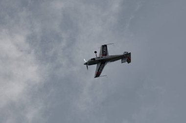 Rhine Vadisi, Saint Gallen, İsviçre, 20 Mayıs 2023 N-540TS Zivko Edge 540-TK pervaneli uçak, Kasten Dağı 'nın tepesinden sallanan bir hava gösterisi sırasında sahneleniyor.