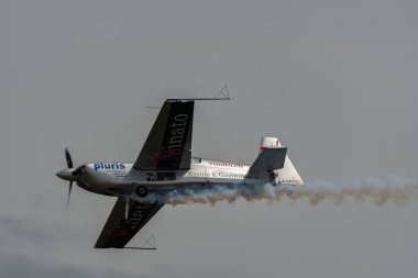 Rhine Vadisi, Saint Gallen, İsviçre, 20 Mayıs 2023 N-540TS Zivko Edge 540-TK pervaneli uçak, Kasten Dağı 'nın tepesinden sallanan bir hava gösterisi sırasında sahneleniyor.