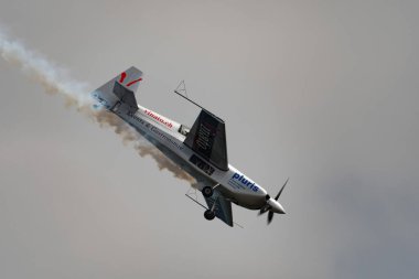 Rhine Vadisi, Saint Gallen, İsviçre, 20 Mayıs 2023 N-540TS Zivko Edge 540-TK pervaneli uçak, Kasten Dağı 'nın tepesinden sallanan bir hava gösterisi sırasında sahneleniyor.