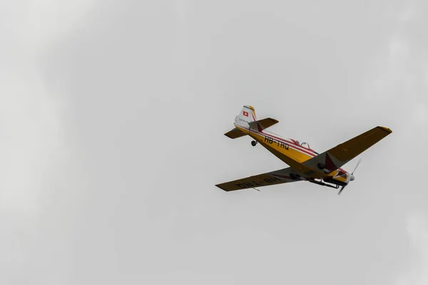 スイス サンガレン州ラインバレー2023年5月20日Hb Trq Zlin 526アクロバットプロペラ機は 彼女のKasten山の頂上から見た航空ショー中に実行されています — ストック写真