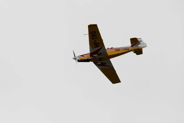瑞士圣加仑莱茵河谷2023年5月20日 一架Hb Trq Zlin 526 Akrobat Propeller飞机在霍赫卡斯特峰顶上的航空展上表演 — 图库照片