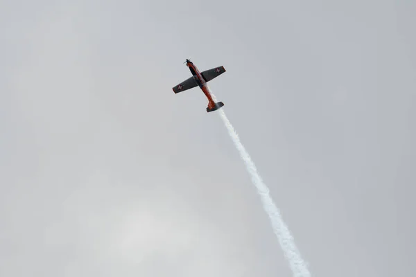 スイス サンガレン州ラインバレー2023年5月20日T7 Fun ピラトゥスPc 7プロペラ機は 彼女のカステン山の頂上から見た航空ショー中に実行されています — ストック写真