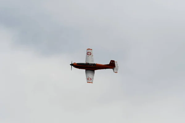2023年5月20日 瑞士圣加仑莱茵河谷 一架T7 Fun Pilatus 7螺旋桨飞机在霍赫卡斯特峰顶上的航空展上表演 — 图库照片