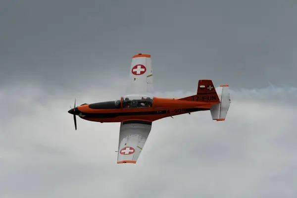 スイス サンガレン州ラインバレー2023年5月20日T7 Fun ピラトゥスPc 7プロペラ機は 彼女のカステン山の頂上から見た航空ショー中に実行されています — ストック写真