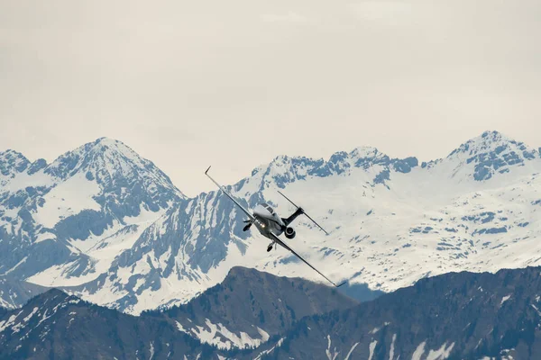スイスのサン ガレン州ライン バレー2023年5月20日T7 CbwエンブラエルEmb 500フェノン100機は ホーア カステン山の頂上から見た空気の表示中に性能を発揮します — ストック写真