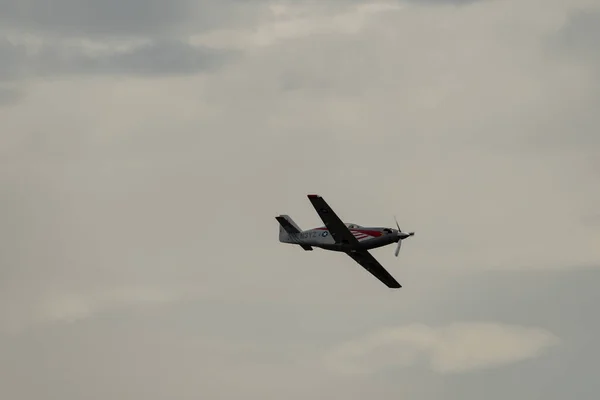 2023年5月20日 瑞士圣加仑莱茵河谷 Rhine Valley Saint Gallen Switzerland N3Yz业余涡轮机传说中的螺旋桨飞机在从霍赫卡斯特峰顶上看到的航空展上的表演 — 图库照片