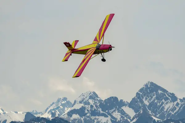 stock image Rhine Valley, Saint Gallen, Switzerland, May 20, 2023 N-283SW Pilatus PC-6/350-H2 Porter propeller airplane performance during an air show seen from the top of the mount hoher Kasten