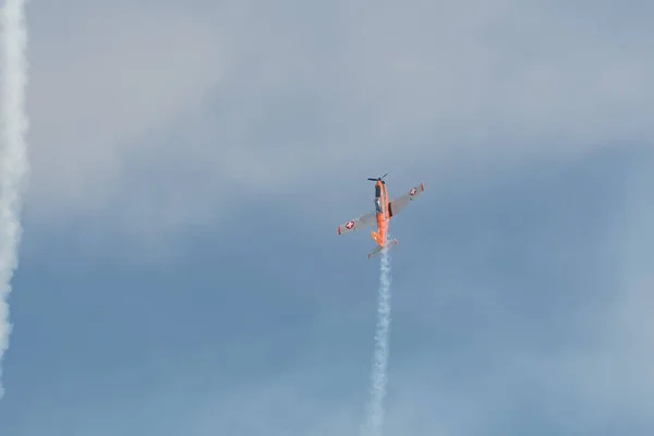 2023年5月20日スイス サンガレン州ラインバレーピラトゥスPc 7プロペラ機の性能は 彼女のカステン山の頂上から見た航空ショー中に — ストック写真