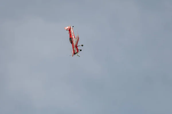 スイス サンガレン州ラインバレー2023年5月20日Hb MssスホーイSu 26Mプロペラ機は 彼女のカステン山の頂上から見た航空ショー中に実行されています — ストック写真