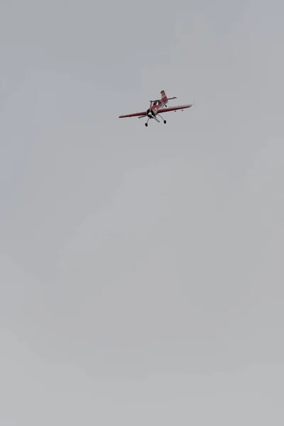 スイス サンガレン州ラインバレー2023年5月20日Hb MssスホーイSu 26Mプロペラ機は 彼女のカステン山の頂上から見た航空ショー中に実行されています — ストック写真
