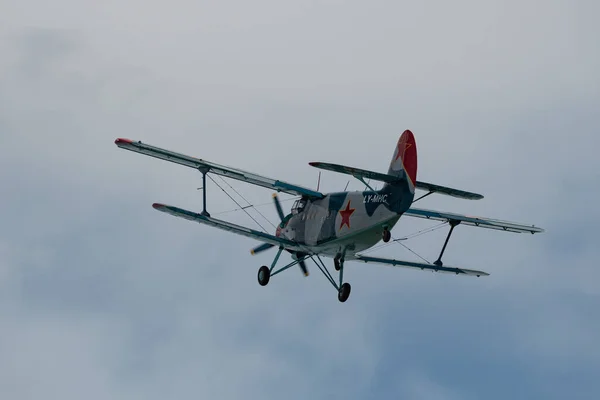瑞士圣加仑莱茵河谷 2023年5月20日 Mhc安托诺夫An 2双层式螺旋桨飞机在从霍赫卡斯特峰顶上看到的航空展上的表现 — 图库照片